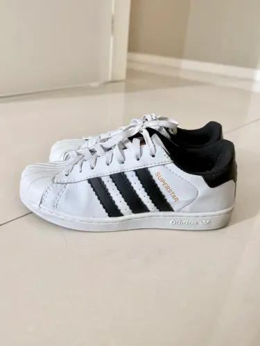 Tênis adidas Superstar branco e preto