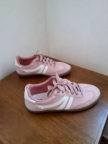 Tênis casual rosa bebê