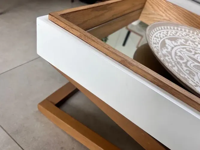 Mesa de centro Sier / Dommenni  é madeira e Laca - atemporal e elegante 