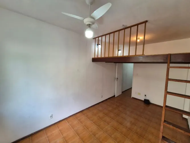 CHARMOSO APARTAMENTO 31M² COM MEZANINO E JANELÃO EM LOCALIZAÇÃO ESTRATÉGICA