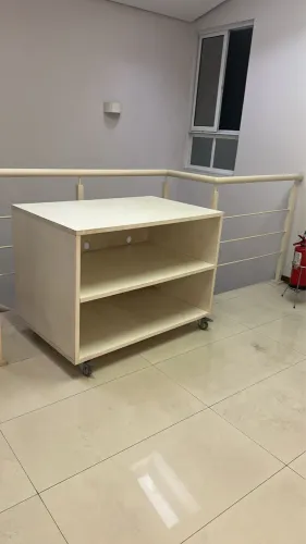 Estante organizador em fórmica branca com rodízios