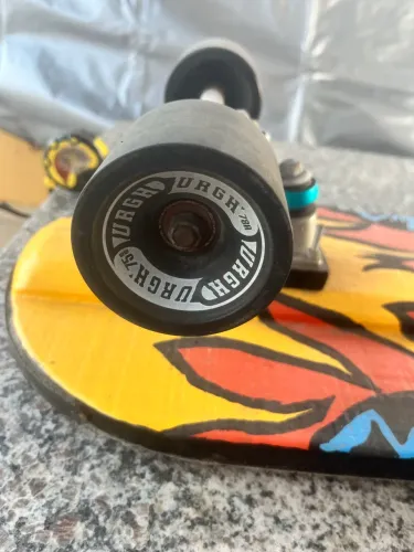 Skate simulador de surf com kit de proteção capacete,joelheira e cotoveleira e luvas.