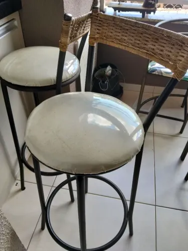 Vende -se 2 banquetas 