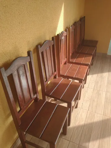 Cadeiras de madeira.