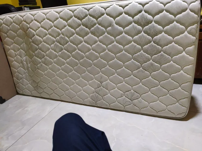 Colchão BOX linhão bege escuro com molas ensacadas modelo Solteirão, medindo 0,96 por 2.03