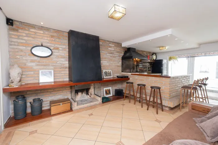 Casa à venda no Areal, Pelotas - 215 m², 2 quartos (ambos suítes), lareira, acabamentos de