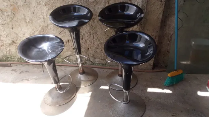 Vendo 4 banquetas em perfeito estado 