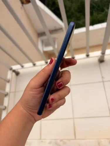Vendo Motorola Moto G84 5G 256GB, edição especial Grafite, em ótimo estado de conservação