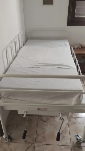 Cama hospitalar 2 mov + colchão