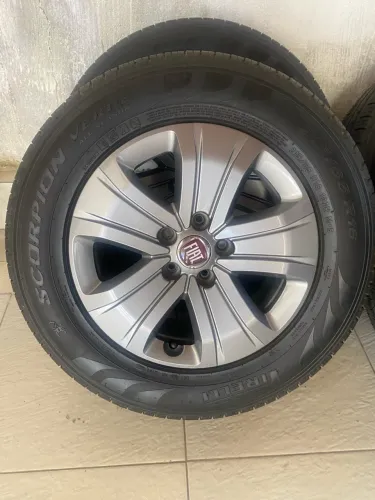 Rodas Fiat TORO 215/65/r16 em perfeito estado 