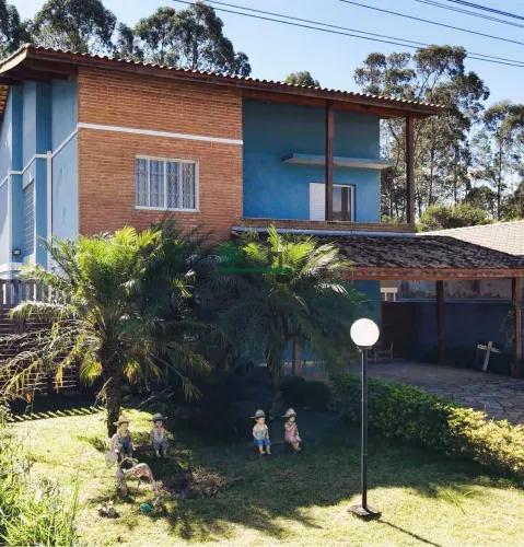 Sobrado com 3 suítes, escritório, piscina e edícula com churrasqueira!