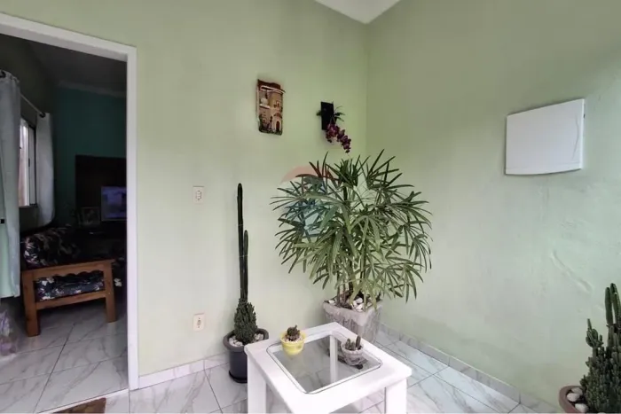 Casa Térrea: 2 dormitórios (1 suíte), com Varanda e Churrasqueira