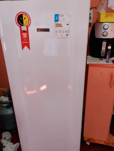 Geladeira Esmaltec nova, menos de 1 mês de uso.