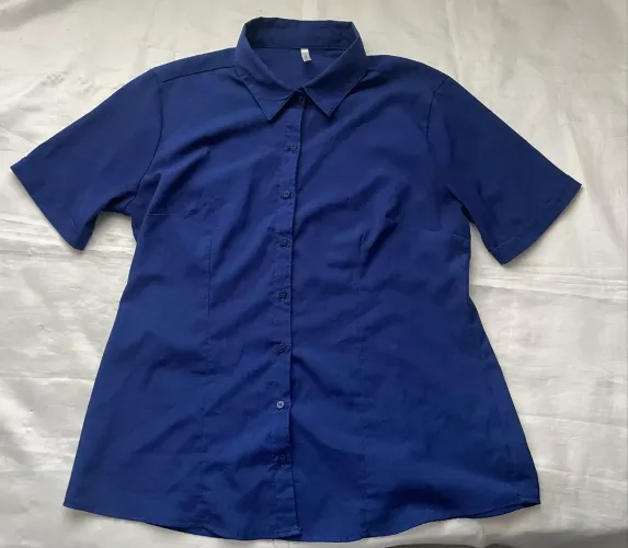 camisa azul de botão