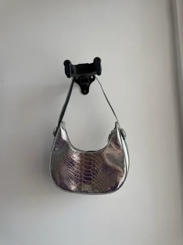 Bolsa Feminina Prateada Metalizada com Textura de Escamas