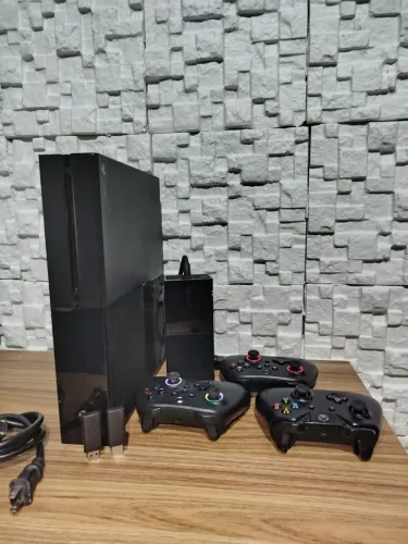 Vende-se Xbox one fat 500 TB 3 controles um original e os outros paralelos interessados pv