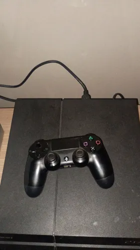 PS4 com uma manete e dois jogos!!!