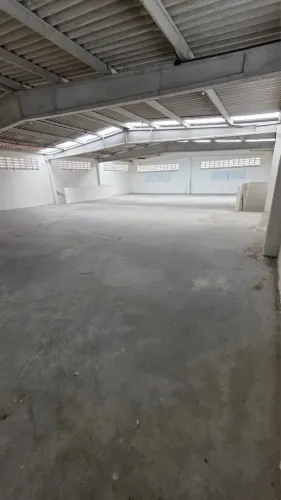 Aluga-se prédio comercial - 1º andar