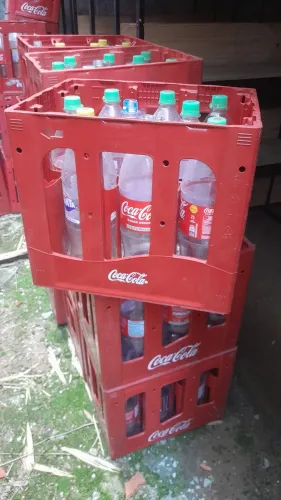 Vasilhames de coca-cola 2 litros vazio com a caixa!