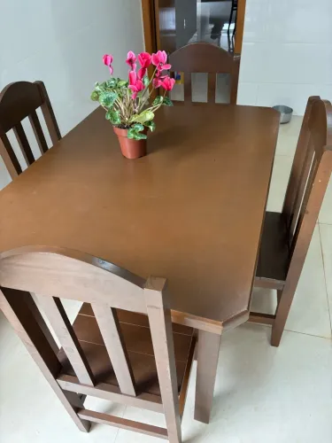 Mesa madeira c/ 4 cadeiras 