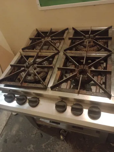 Fogão industrial boca 30 por 30 de inox os bico é de gás encanado