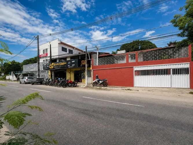 Oportunidade!! Casa 4/4 C/ 360m² em localização Privilegiada Na Av. Ayrton Senna