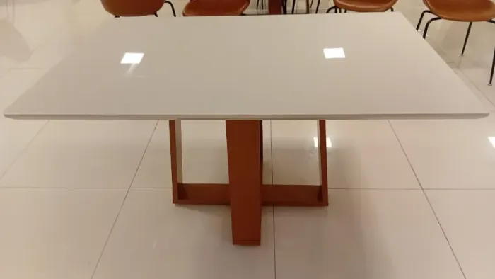 mesa de jantar sem cadeiras