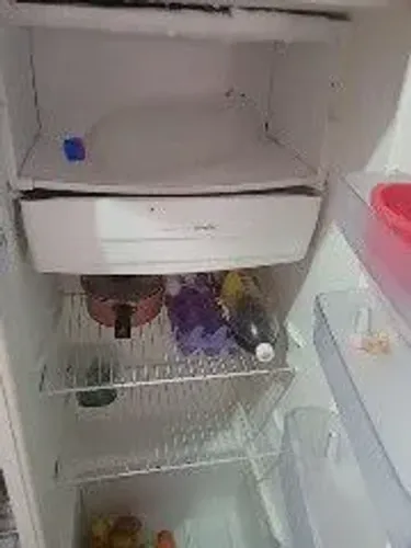 Vendo está geladeira ela pequeno defeito resfriando em cima 