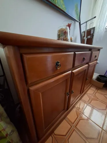 Buffet de madeira maciça