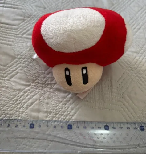 cogumelo de pelúcia vermelho do universo Mario Bros 