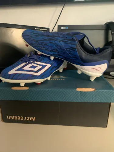 Chuteira umbro ultimate original tamanho 44 p/campo 