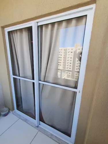 Porta de Sacada / Porta Balcão em aluminio branco semi-nova