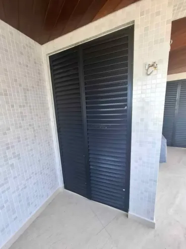PORTA ALUMINIO LINHA ESPECIAL COM VENEZIANA CAMARÃO USADA