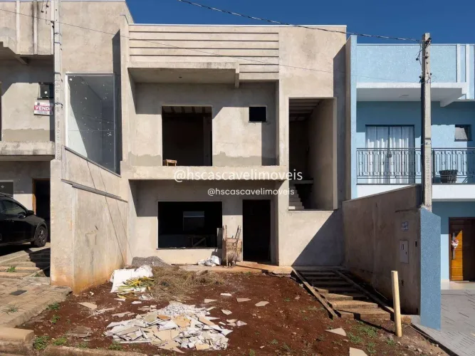 Sobrado com 1 Suíte e 2 dormitórios à venda, 126 m² por R$ 504.000 - Universitário - Casca