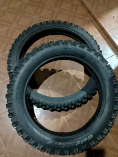 Pneu (o par) trilha