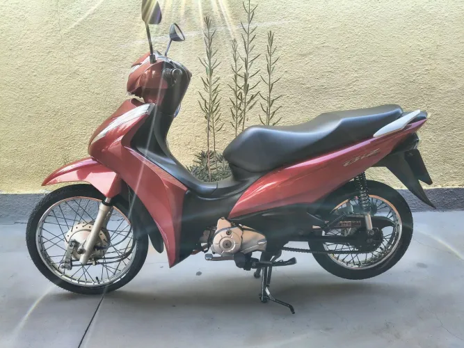 Vendo Honda biz 110i ano 2019 moto muito bem cuidada penus e relação zeros!