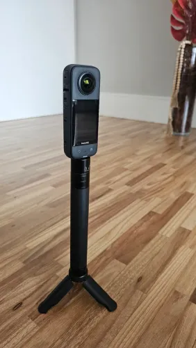 Câmera insta360 X3 com bastão