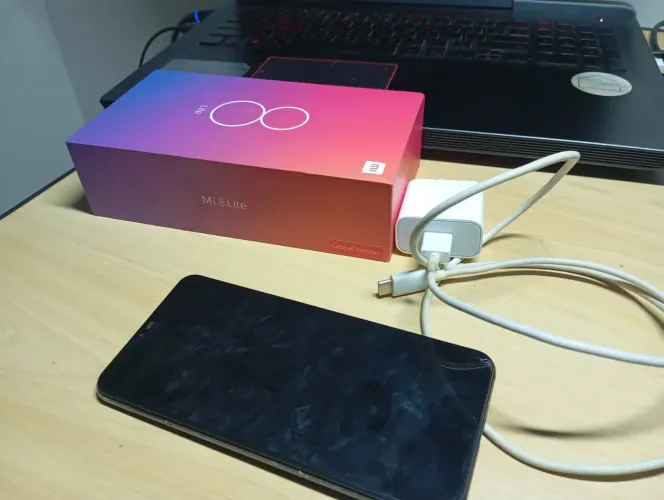 Xiaomi Mi 8 Lite - com carregador