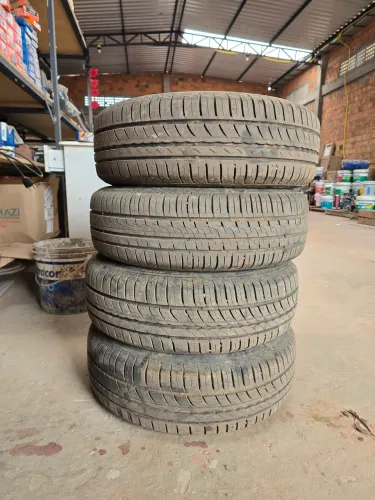 4 pneus Pirelli 175/65R14 + 4 calhas de ferro Ford
