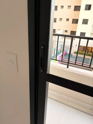 Porta de correr em alumínio preto com vidro - 3 folhas móveis