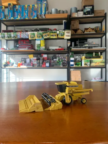 Miniatura colheitadeira New Holland TR97 1/64