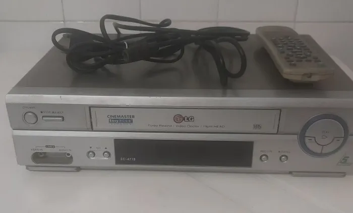 Videocassete LG Cinemaster EC 471B com controle remoto e cabos originais. Penha SP