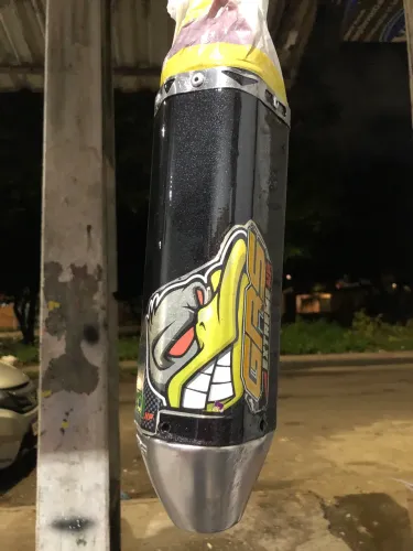 Pintura de escapamento de moto verniz com adesivo