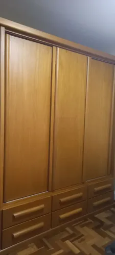 Armário para roupas , em madeira.