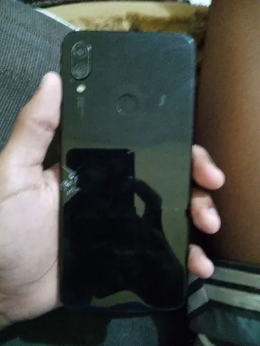 Celular em ótimo estado só um trinco no vidro traseiro