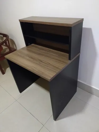 Escrivaninha bem conservada. Pesada e bem firme