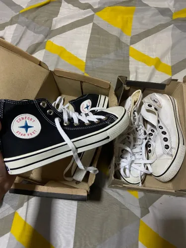 2 tenis all star originais ( um preto e outro branco) Usado apenas 2 vezes