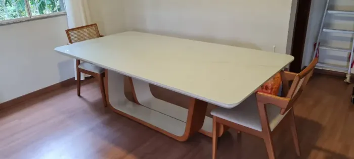 Mesa de jantar  2,20 metros + 2 cadeiras 