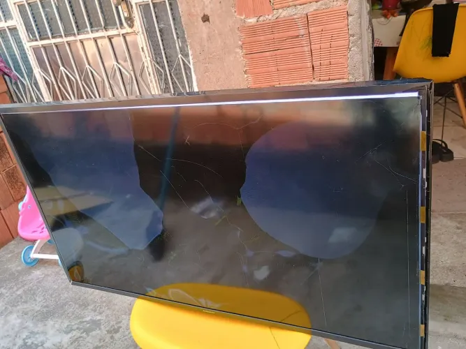 Vendo tv com defeito ela caiu