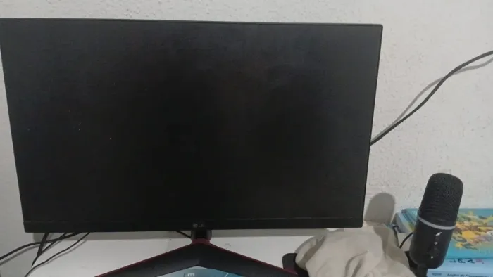 Monitor LG 144 1ms 24 apenas com a tela quebrada.